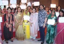 आत्मनिर्भर धागे’: परंपरा और आधुनिकता का अनोखा संगम, दीदियों के डिज़ाइन किए परिधानों में मॉडल्स ने किया रैंप वॉक 'Self-Reliant Threads': A Unique Blend of Tradition and Modernity