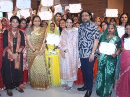 आत्मनिर्भर धागे’: परंपरा और आधुनिकता का अनोखा संगम, दीदियों के डिज़ाइन किए परिधानों में मॉडल्स ने किया रैंप वॉक 'Self-Reliant Threads': A Unique Blend of Tradition and Modernity