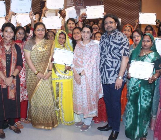 आत्मनिर्भर धागे’: परंपरा और आधुनिकता का अनोखा संगम, दीदियों के डिज़ाइन किए परिधानों में मॉडल्स ने किया रैंप वॉक 'Self-Reliant Threads': A Unique Blend of Tradition and Modernity