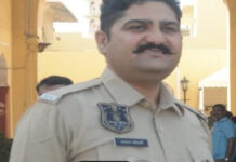 कांस्टेबल ने लिफ्ट सर्विस करने वाले युवक को कंधे पर 45 मिनट तक बैठाकर बचाई जान Constable saves life of lift service man by carrying him on his shoulders for 45 minutes