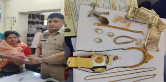 ईमानदारी की मिसाल: पुलिस कांस्टेबल ने लौटाया गहनों से भरा पर्स