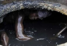 सीवर लाइन में जहरीली गैस की चपेट में आए मृतक के परिजनों ने दिया धरना