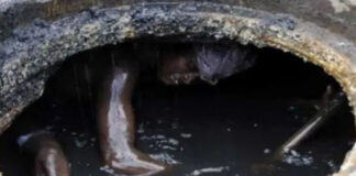 सीवर लाइन में जहरीली गैस की चपेट में आए मृतक के परिजनों ने दिया धरना