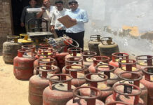 ऑपरेशन प्रवर्तन के तहत अवैध गैस रिफिलिंग पर 35 सिलेंडर जब्त 35 Cylinders Seized for Illegal Gas Refilling Under 'Operation Enforcement'