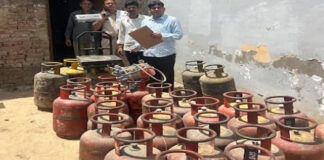 ऑपरेशन प्रवर्तन के तहत अवैध गैस रिफिलिंग पर 35 सिलेंडर जब्त 35 Cylinders Seized for Illegal Gas Refilling Under 'Operation Enforcement'