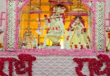 आराध्य देव गोविंद धाम में सजी फूल बंगला झांकी A 'Phool Bangla' tableau has been set up at Govind Dham.