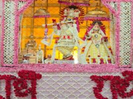 आराध्य देव गोविंद धाम में सजी फूल बंगला झांकी A 'Phool Bangla' tableau has been set up at Govind Dham.