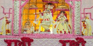 आराध्य देव गोविंद धाम में सजी फूल बंगला झांकी A 'Phool Bangla' tableau has been set up at Govind Dham.