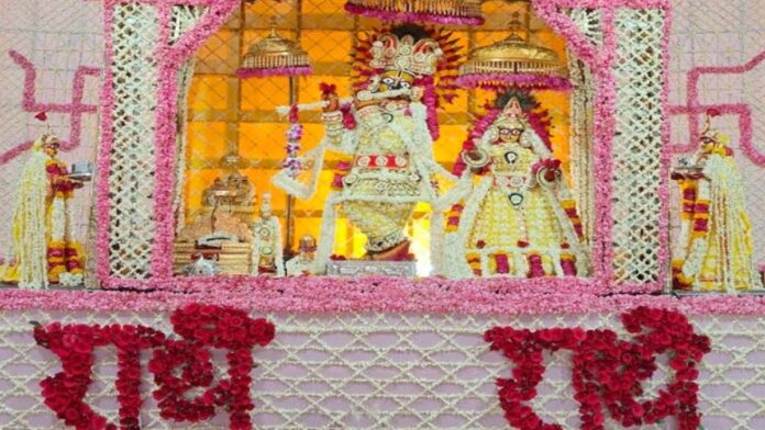 A 'Phool Bangla' tableau has been set up at Govind Dham.