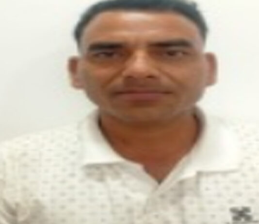 ब्लूटूथ डिवाइस से नकल करने वाला 25 हजार का इनामी आरोपी गिरफ्तार Accused carrying a ₹25,000 bounty, who used a Bluetooth device to cheat, arrested.