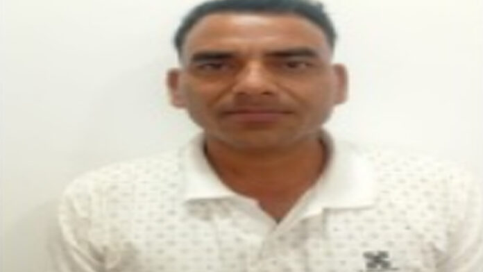 Accused carrying a ₹25,000 bounty, who used a Bluetooth device to cheat, arrested.