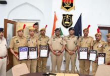 पुलिस कमिश्नर ने किया डीजीपी डिस्क एवं राजस्थान पुलिस सेवा पदक से सम्मानित The Police Commissioner honored recipients with the DGP Disc and the Rajasthan Police Service Medal.