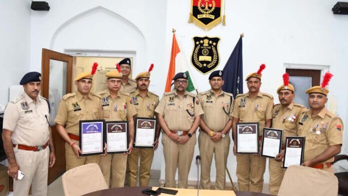 The Police Commissioner honored recipients with the DGP Disc and the Rajasthan Police Service Medal.