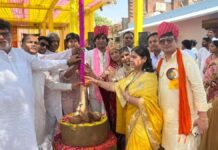 तीन दिवसीय वेदी प्रतिष्ठा महा महोत्सव का घट यात्रा के बाद ध्वजारोहण से हुआ भव्य आगाज