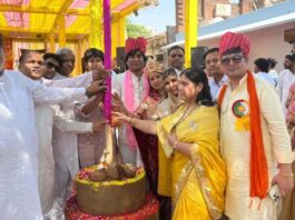 तीन दिवसीय वेदी प्रतिष्ठा महा महोत्सव का घट यात्रा के बाद ध्वजारोहण से हुआ भव्य आगाज