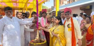 तीन दिवसीय वेदी प्रतिष्ठा महा महोत्सव का घट यात्रा के बाद ध्वजारोहण से हुआ भव्य आगाज