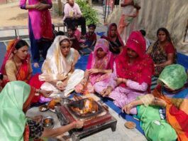 गायत्री महायज्ञ के साथ आठ महिलाओं का कराया पुंसवन संस्कार The Punsavan ceremony was performed for eight women alongside the Gayatri Mahayajna.