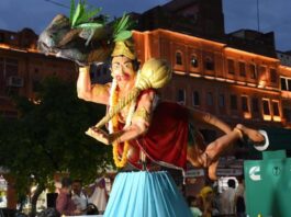 वीर बजरंग बली अपने आराध्य भगवान श्रीराम-माता जानकी सहित अन्य देवी-देवताओं के साथ नगर भ्रमण पर निकले