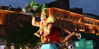 वीर बजरंग बली अपने आराध्य भगवान श्रीराम-माता जानकी सहित अन्य देवी-देवताओं के साथ नगर भ्रमण पर निकले