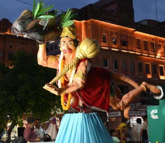 वीर बजरंग बली अपने आराध्य भगवान श्रीराम-माता जानकी सहित अन्य देवी-देवताओं के साथ नगर भ्रमण पर निकले