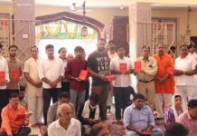 हनुमान जन्मोत्सव पर हर घर में हनुमान चालीसा अभियान में श्रद्धालुओं को अर्थ सहित पुस्तकों का वितरण