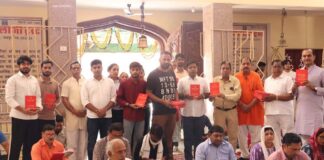 हनुमान जन्मोत्सव पर हर घर में हनुमान चालीसा अभियान में श्रद्धालुओं को अर्थ सहित पुस्तकों का वितरण