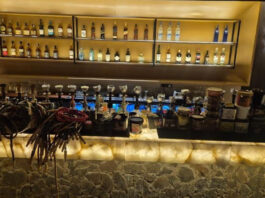 क्लब में चल रहा था अवैध हुक्का बार: पुलिस ने छापा मार किया मैनेजर को गिरफ्तार Illegal Hookah Bar Operating at Club: Police Raid and Arrest Manager