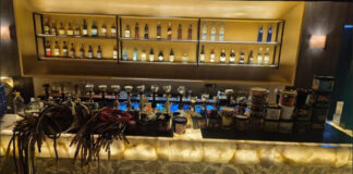 क्लब में चल रहा था अवैध हुक्का बार: पुलिस ने छापा मार किया मैनेजर को गिरफ्तार Illegal Hookah Bar Operating at Club: Police Raid and Arrest Manager