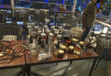 होटल के रूफटॉप पर संचालित क्लब नाइट जार रिलोडेड में चल रहे हुक्का बार पर पुलिस ने मारी रेड