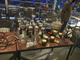 होटल के रूफटॉप पर संचालित क्लब नाइट जार रिलोडेड में चल रहे हुक्का बार पर पुलिस ने मारी रेड