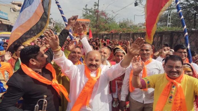 A Kalash procession was held on the occasion of Hanuman Janmotsav.