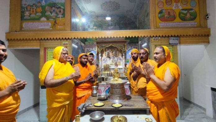 Lord Mahavir's Gnan Kalyanaka Day Celebrated with Devotion in Jain Temples