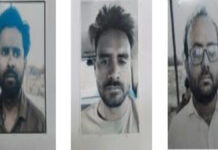 सड़क किनारे जुआ खेलते तीन गिरफ्तार: 64 हजार 500 रुपये नकद जब्त Three arrested for gambling by the roadside.