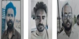 सड़क किनारे जुआ खेलते तीन गिरफ्तार: 64 हजार 500 रुपये नकद जब्त Three arrested for gambling by the roadside.