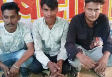 जुआ-सट्टे के अड्डे पर पुलिस ने मारी दबिश Police raid gambling and betting den.