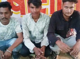 जुआ-सट्टे के अड्डे पर पुलिस ने मारी दबिश Police raid gambling and betting den.