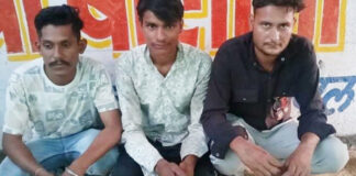 जुआ-सट्टे के अड्डे पर पुलिस ने मारी दबिश Police raid gambling and betting den.