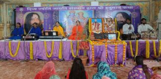 हनुमान कथा के दूसरे दिन उमड़ा श्रद्धालुओं का सैलाब A flood of devotees surged on the second day of the Hanuman Katha.
