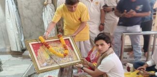 जयपुर में खिलाड़ी अभिषेक शर्मा का आध्यात्मिक अंदाज: मां संग अभिषेक ने किए गोविंद देव जी के दर्शन Cricketer Abhishek Sharma's Spiritual Side in Jaipur