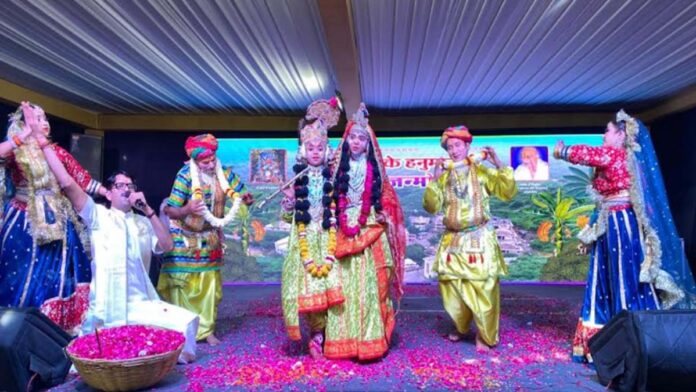 A gathering of devotion organized on the occasion of Hanumat Janmotsav in Khole Dham. A gathering of devotion organized on the occasion of Hanumat Janmotsav in Khole Dham.