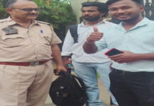 सिंधी कैंप पुलिस की तत्परता:बस में छूटे कीमती मोबाइल महज कुछ घंटों में बरामद कर युवक को लौटाया Valuable Mobile Left Behind on Bus Recovered and Returned to Youth Within Just a Few Hours