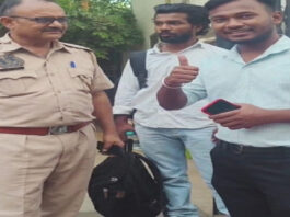 सिंधी कैंप पुलिस की तत्परता:बस में छूटे कीमती मोबाइल महज कुछ घंटों में बरामद कर युवक को लौटाया Valuable Mobile Left Behind on Bus Recovered and Returned to Youth Within Just a Few Hours