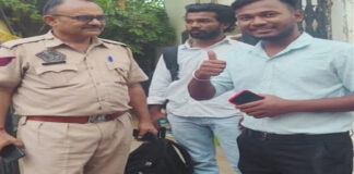 सिंधी कैंप पुलिस की तत्परता:बस में छूटे कीमती मोबाइल महज कुछ घंटों में बरामद कर युवक को लौटाया Valuable Mobile Left Behind on Bus Recovered and Returned to Youth Within Just a Few Hours