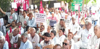 निजीकरण के विरोध में रोडवेज कर्मियों का हल्ला बोल Roadways employees protest against privatization