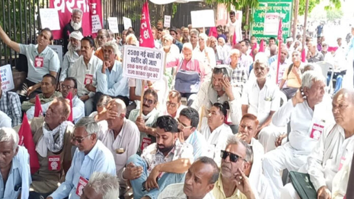 Roadways employees protest against privatization