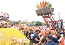 नितिन नवीन का जयपुर में शाही इस्तकबाल: जेसीबी से पुष्पवर्षा Nitin Naveen accorded a royal welcome in Jaipur.
