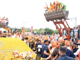 नितिन नवीन का जयपुर में शाही इस्तकबाल: जेसीबी से पुष्पवर्षा Nitin Naveen accorded a royal welcome in Jaipur.