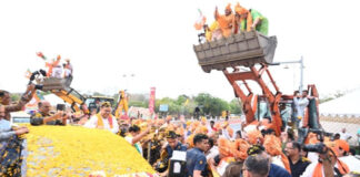 नितिन नवीन का जयपुर में शाही इस्तकबाल: जेसीबी से पुष्पवर्षा Nitin Naveen accorded a royal welcome in Jaipur.