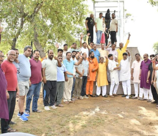 सर्व समाज ने उतारी भगवान परशुराम की महाआरती The entire community performed the Grand Aarti of Lord Parashurama.