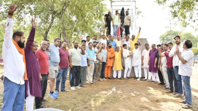 The entire community performed the Grand Aarti of Lord Parashurama.